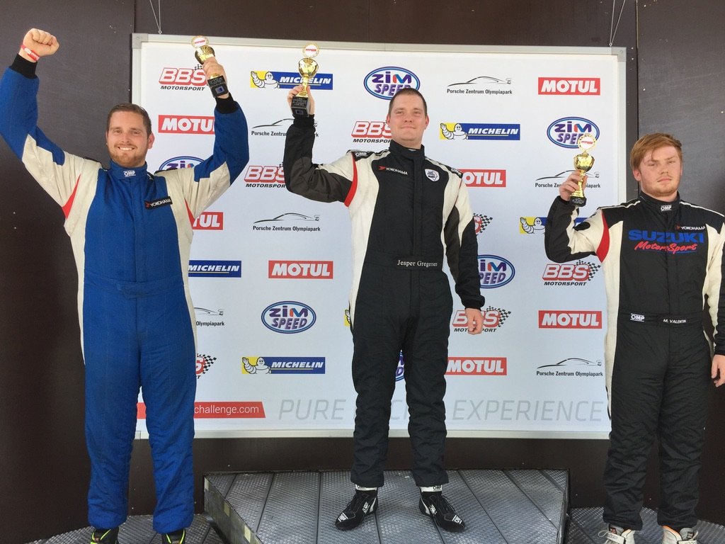 Vinderne af heat 2; Jesper Gregersen (i midten), lillebror Mikkel Gregersen (til venstre) og Mathias Valentin (til højre)
(Foto: Agnes S)